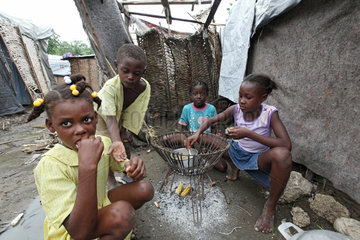 Leogane  Haiti  Kinder kochen in einem Fluechtlingslager