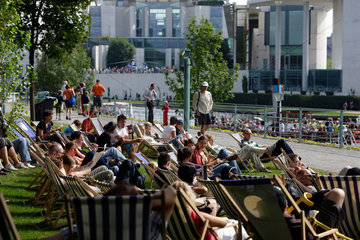Berlin  Deutschland  Touristen sitzen in Liegestuehlen im Kanzlerpark