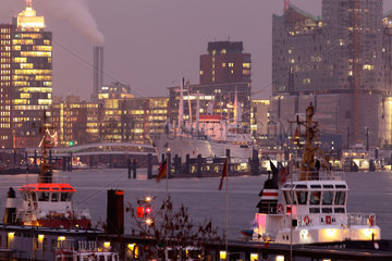 Hamburg  Deutschland  Hamburger Hafen und HafenCity bei Daemmerung