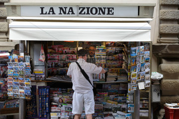 Florenz  Italien  ein Kunde an einem Zeitungskiosk
