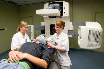 Dresden  Deutschland  eine Krebspatientin wird fuer die Behandlung an einem RapidArc Bestrahlungsgeraet vorbereitet