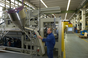 Berlin  Deutschland  Mitarbeiter der Firma BEKUM bei der Montage einer Verpackungsmaschine