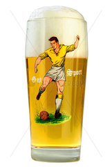 Glas Bier mit Fussballmotiv  um 1934