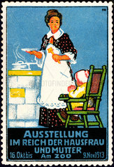 Mutter kocht essen fuer ihr Kind  1913