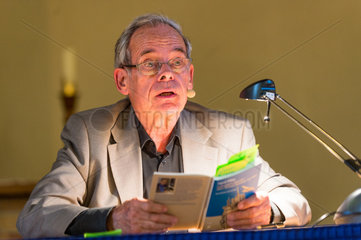 Berlin  Deutschland  Horst Pillau (80)  Schriftsteller und Hobbypilot bei einer Lesung