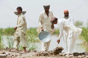 Hamzomahar  Pakistan  Reinigung eines Abwasserkanals