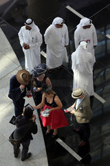 Dubai  Vereinigte Arabische Emirate  Vogelperspektive  Maenner in Landestracht und elegant gekleidete Menschen