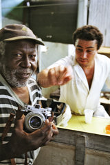 Havanna  Kuba  Mann mit einem Fotoapparat in einem Geschaeft