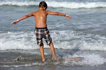 Cocoa Beach  USA Junge uebt Surfen am Strand