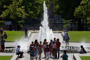 Berlin  Deutschland  Touristen am Brunnen im Lustgarten