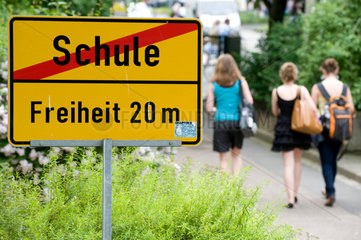 Dresden  Deutschland  Schueler verlassen das Schulgelaende