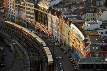 Berlin  Deutschland  S-Bahn und Wohn- und Geschaeftsgebaeude in der Dircksenstrasse
