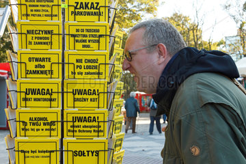 Kolberg  Polen  Verkauf von Postkarten auf polnisch auf der Strandpromenade