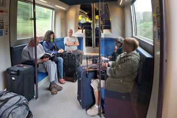 Frankreich  Reisende sitzen im TGV (Train a grande vitesse) nach Paris