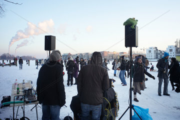 Berlin  Deutschland  Menschen tanzen auf dem zugefrorenen Rummelsburger See