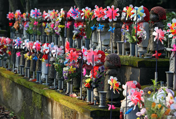 Tokio  Japan  Jizo-Statuen auf dem Friedhof am Zojo-ji Tempel