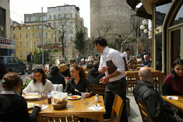 Istanbul  Tuerkei  Strassencafe im Stadtteil Galata