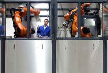 Dortmund  Deutschland  carat robotik innovation  Techniker richtet einen Roboter ein