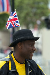 London  Grossbritannien  Brite mit dem Union Jack als Papierfahne