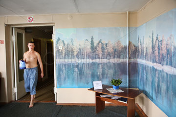 Grodno  Weissrussland  ein Gast im Flur des Hotel Belarus
