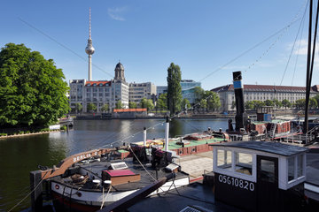 Berlin  Deutschland  historische Schiffe an der Muehlendammschleuse