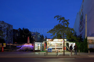 Berlin  Deutschland  beleuchteter Kiosk in der Friedrichstrasse