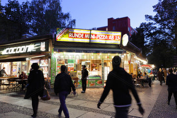 Berlin  Deutschland  Doener und Pizza-Imbiss am Schlesischen Tor