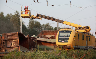 Hosena  Deutschland  Eisenbahnunglueck in Brandenburg  Arbeiter entfernen die Oberleitung