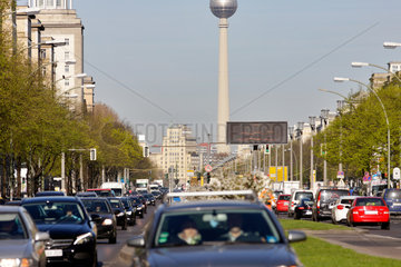 Berlin  Deutschland  dichter Verkehr auf der Karl-Marx-Allee