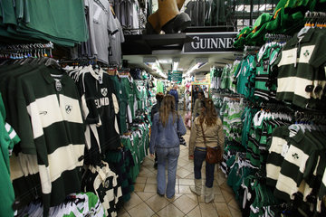 Dublin  Irland  Menschen in einem Kaufhaus