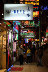 Hong Kong  China  Neonreklame im Stadtteil Kowloon bei Nacht