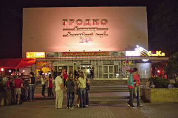Grodno  Weissrussland  Jugendliche vor einem Kino und Billardclub