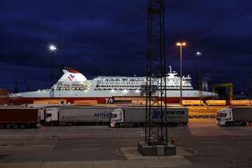Rostock  Deutschland  LKW-Schlange wartet auf die Faehre am Terminal