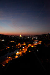 Tiflis  Georgien  Panorama von Tiflis bei Nacht