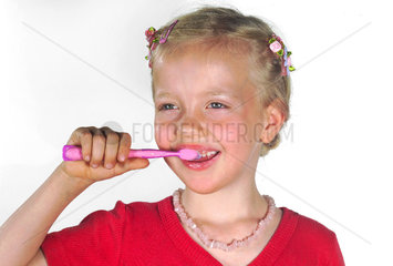 Maedchen beim Zaehneputzen