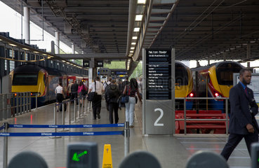 London  Grossbritannien  Bahnsteig im Regional- und Fernbahnhof Kings Cross