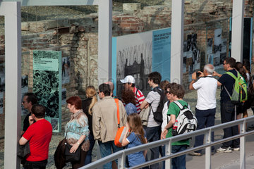 Berlin  Deutschland  Besucher am Ausstellungsgraben der Freiluft-Ausstellung Topographie des Terrors