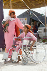 Jaffarabad  Pakistan  Maedchen in einem Rollstuhl