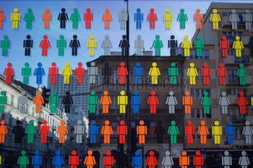 Warschau  Polen  bunte Piktogramme in Form von Frauen und Maennern in einem Schaufenster