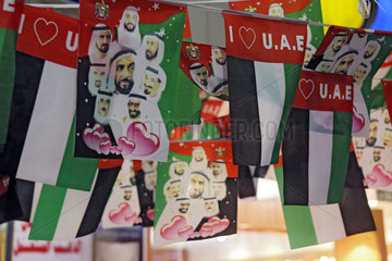 Dubai  Vereinigte Arabische Emirate  Nationalfahnen mit dem Konterfei der Herrscherfamilie al Maktoum