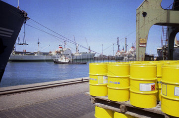 Rostock  DDR  Frachtschiffe  Schleppschiff und Oeltonnen im Ueberseehafen Rostock
