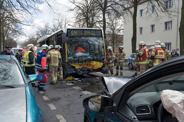 Berlin  Deutschland  Verkehrsunfall mit einem Linienbus der BVG