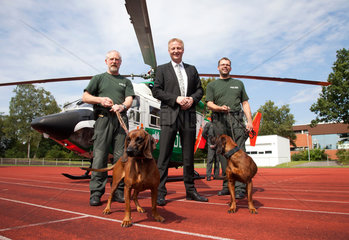 Schloss Holte-Stuckenbrock  Deutschland  Innenminister Ralf Jaeger  SPD  mit Diensthundefuehrern vor einem Hubschrauber