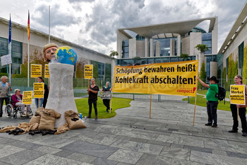 Berlin  Deutschland  Demonstration gegen Kohlekraftwerke vor dem Kanzleramt