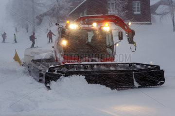 Krippenbrunn  Oesterreich  Schneeraupe praepariert bei Schneefall eine Skipiste