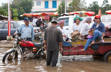Kampong Cham  Kambodscha  Menschen in der ueberschwemmten Innenstadt