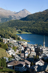 St. Moritz  Schweiz  Blick aus der Bergbahn Richtung St. Moritzersee