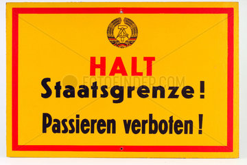 Warnschild an der DDR-Grenze  um 1980
