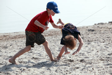 Klink  Deutschland  Junge schubst seinen Bruder in den Sand