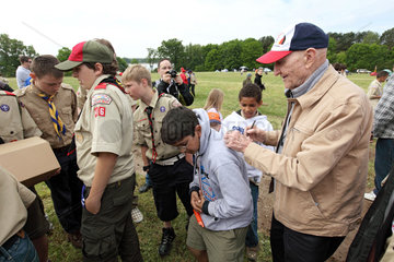 Berlin  Deutschland  Gail Halvorsen mit Boy Scouts der Troop 46 Freedom Outpost